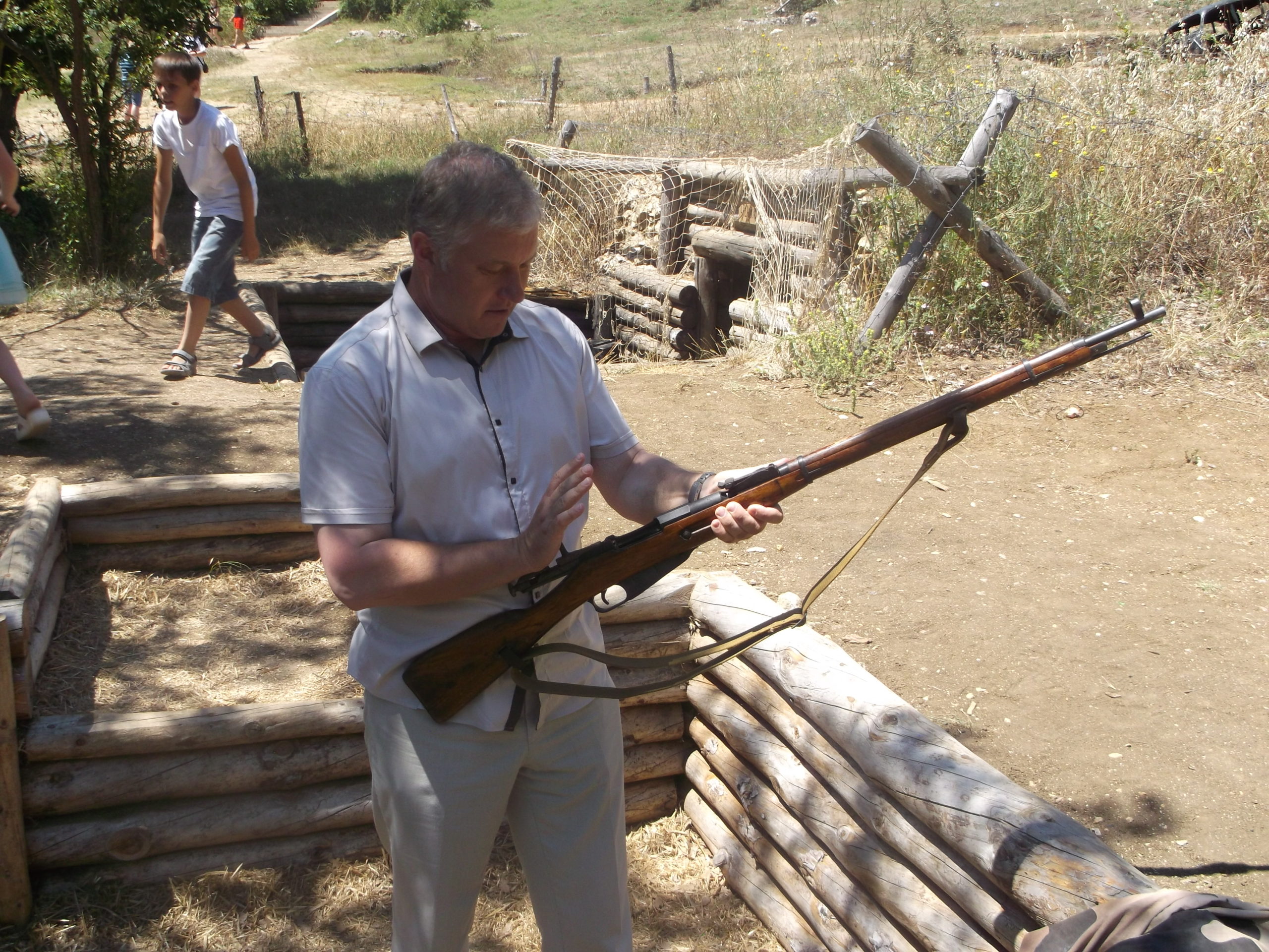 Салфетников Валерий с винтовкой