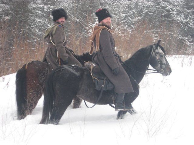 Всадники зимой на конях